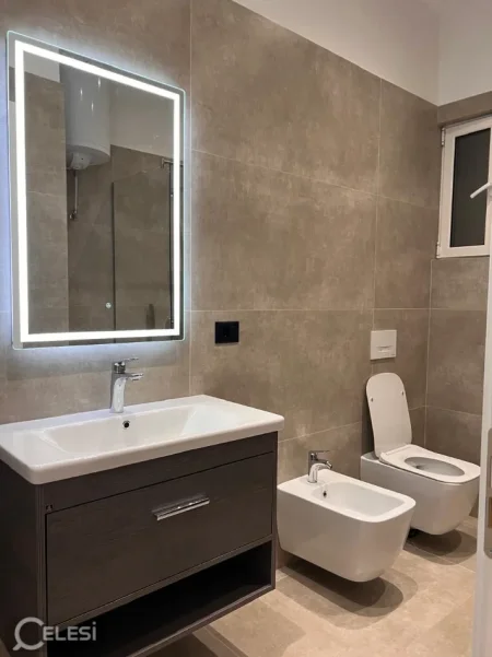 Tirane, jepet me qera apartament 1+1+Ballkon Kati 1, 70 m² 600 € (MINE PEZA AMBASADA JUGOSLLAVE)