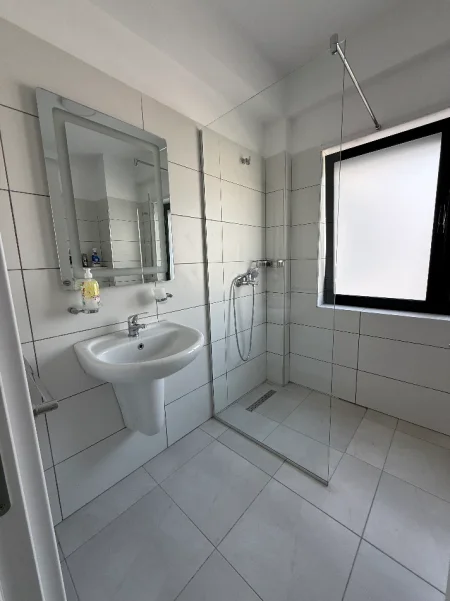 Tirane, jepet me qera apartament 2+1 Kati 4, 90 m² 650 € 