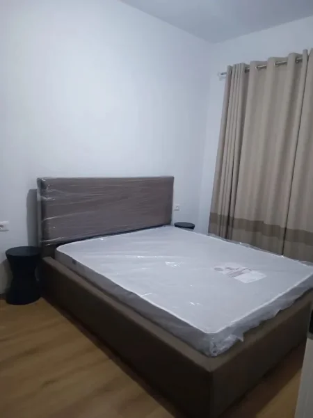 Tirane, jepet me qera apartament 1+1+Ballkon Kati 2, 55 m² 400 € (FRESKU)