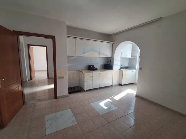Tirane, jepet me qera apartament 1+1 Kati 3, 60 m² 313 € (Ali Demi)