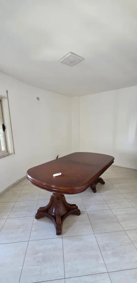 Tirane, jepet me qera zyre Kati 4, 107 m² 600 € (RRUGA JORDAN MISJA)