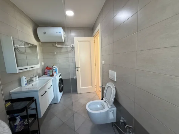 Tirane, jepet me qera apartament 3+1+Ballkon Kati 3, 138 m² 1.000 € (Liqeni i Thate)