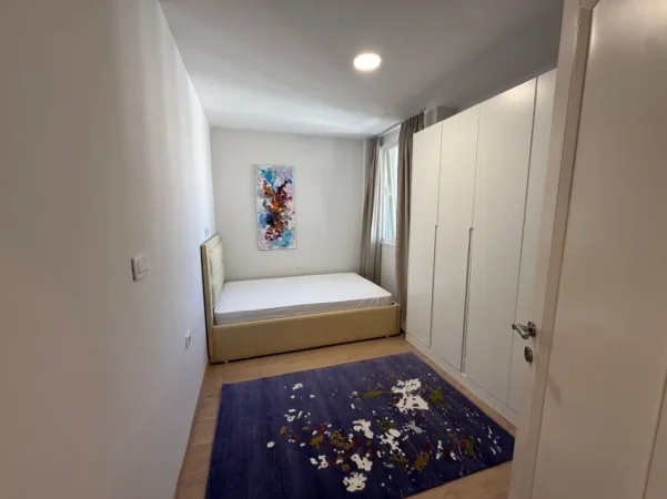 Tirane, jepet me qera apartament 3+1+Ballkon Kati 3, 138 m² 1.000 € (Liqeni i Thate)