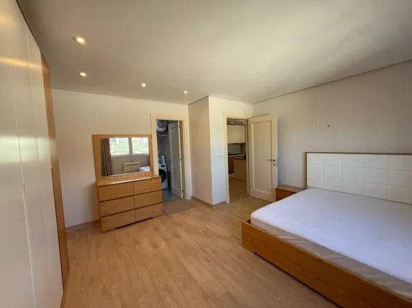 Tirane, jepet me qera apartament 3+1+Ballkon Kati 3, 138 m² 1.000 € (Liqeni i Thate)