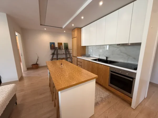 Tirane, jepet me qera apartament 3+1+Ballkon Kati 3, 138 m² 1.000 € (Liqeni i Thate)