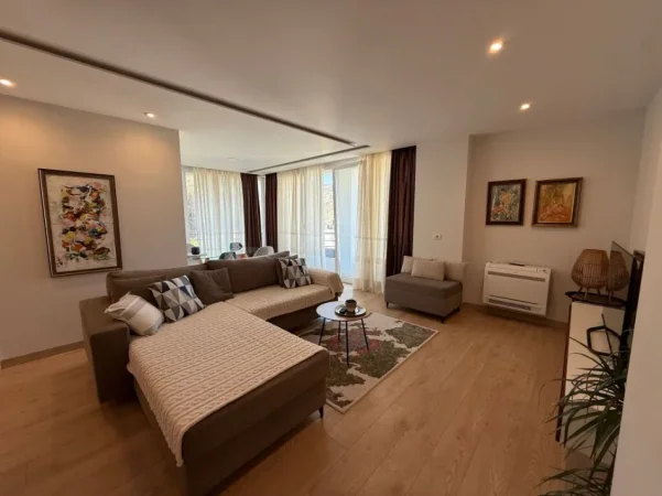 Tirane, jepet me qera apartament 3+1+Ballkon Kati 3, 138 m² 1.000 € (Liqeni i Thate)