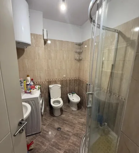 Tirane, jepet me qera apartament 1+1 Kati 6, 67 m² 500 € (Laprake)