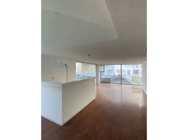 Durres, jepet me qera ambjent biznesi Kati 2, 106 m² 230 € 