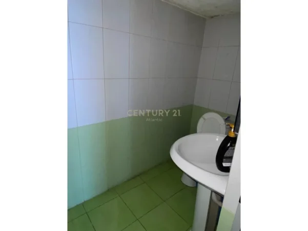 Durres, jepet me qera ambjent biznesi Kati 2, 106 m² 230 € 