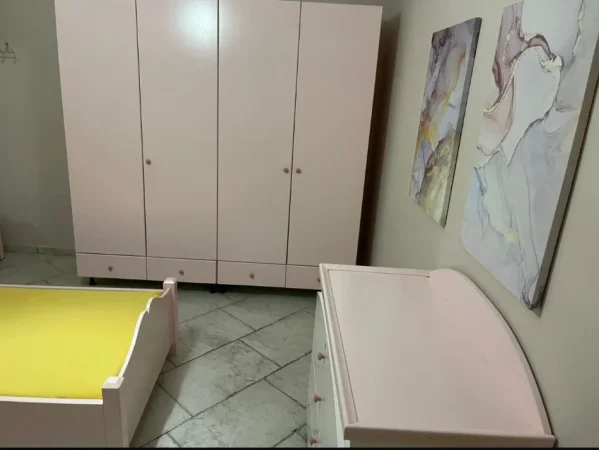 Tirane, jepet me qera apartament 2+1+Ballkon Kati 1, 160 m² 650 € (Shkolla e Kuqe)