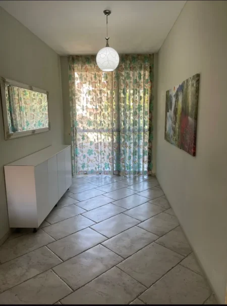 Tirane, jepet me qera apartament 2+1+Ballkon Kati 1, 160 m² 650 € (Shkolla e Kuqe)