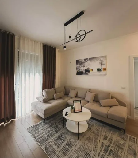 Tirane, jepet me qera apartament 1+1 , 60 m² 500 € (5 maj)