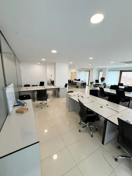 Tirane, jepet me qera zyre Kati 6, 187 m² 2.500 € (RRUGA E KAVAJES)