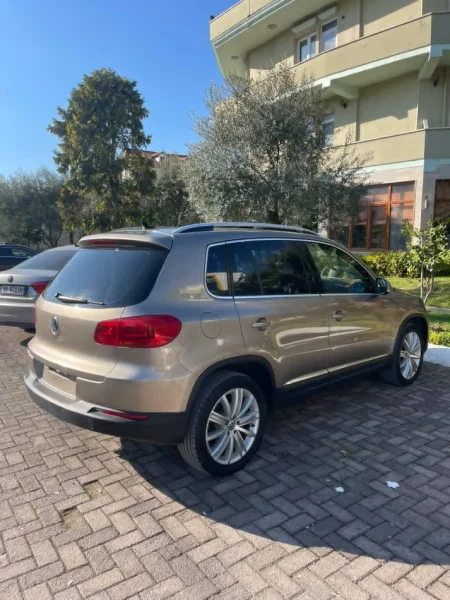 Tirane, shes SUV Volkswagen Tiguan Benzin+Gaz, automatik Kondicioner 197.000 km 7.500 €