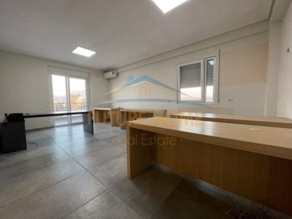 Tirane, jepet me qera apartament Kati 7, 136 m² 750 Euro (Komuna e Parisit)