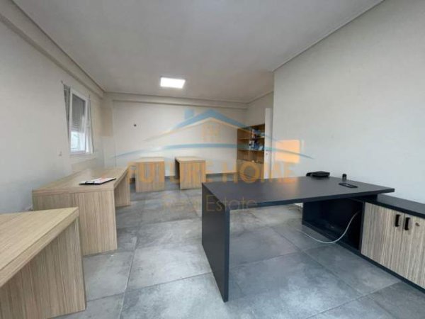 Tirane, jepet me qera apartament Kati 7, 136 m² 750 Euro (Komuna e Parisit)