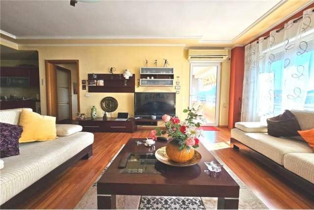 Tirane, jepet me qera apartament 900 Euro