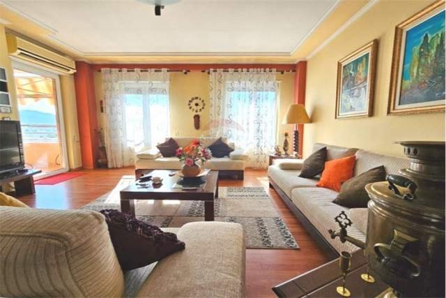 Tirane, jepet me qera apartament 900 Euro