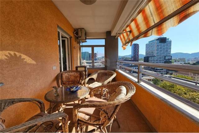 Tirane, jepet me qera apartament 900 Euro