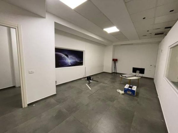 Tirane, jepet me qera zyre Kati 2, 295 m² 1.850 Euro (21 Dhjetori)