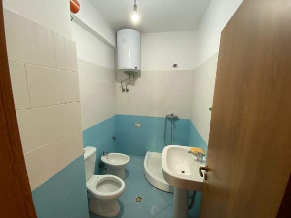Tirane, jepet me qera dyqan Kati 1, 57 m² 250 Euro (Pallatet e Verdha, Casa Italia)