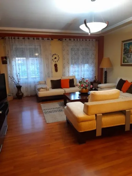 Tirane, jepet me qera apartament 2+1+BLK Kati 10, 110 m² 900 Euro (Liceu Artistik)