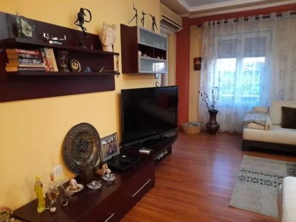 Tirane, jepet me qera apartament 2+1+BLK Kati 10, 110 m² 900 Euro (Liceu Artistik)