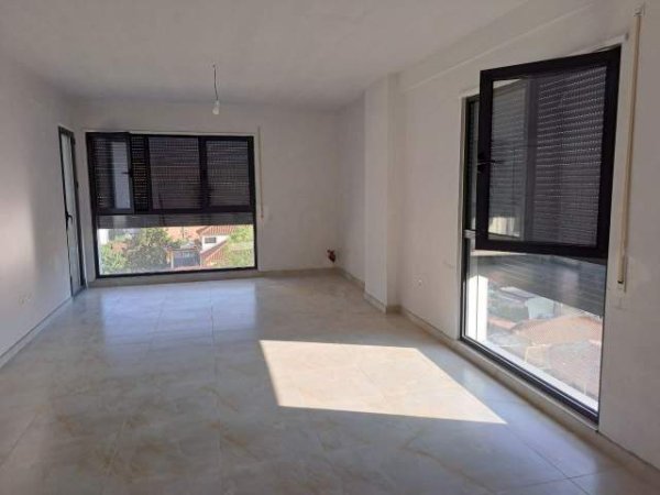 Tirane, jepet me qera apartament 2+1+BLK Kati 4, 104 m² 400 Euro (Rruga Kongresi i Manastirit)