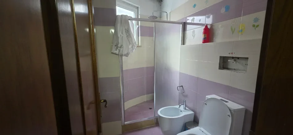 Tirane, shitet apartament 2+1 Kati 3, 140 m² 250.000 € (Liqeni i Thate)