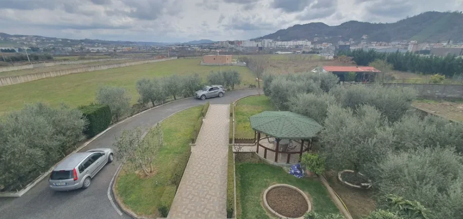 Tirane, shitet truall , 10.000 m² 1.200.000 € (marqinet)