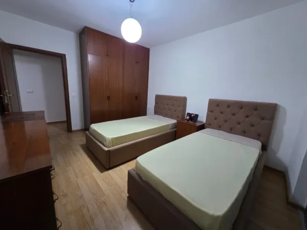 Tirane, jepet me qera apartament 4+1 Kati 3, 120 m² 1.500 € (Mine Peza.)