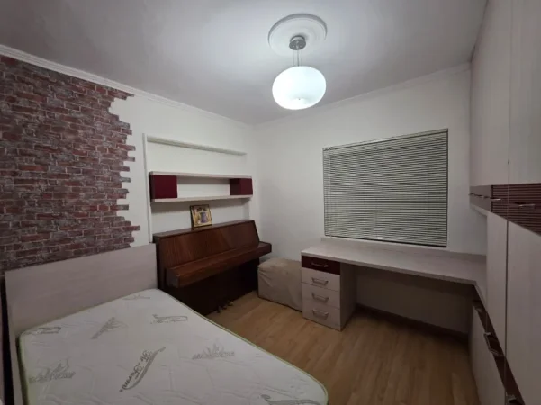 Tirane, jepet me qera apartament 4+1 Kati 3, 120 m² 1.500 € (Mine Peza.)