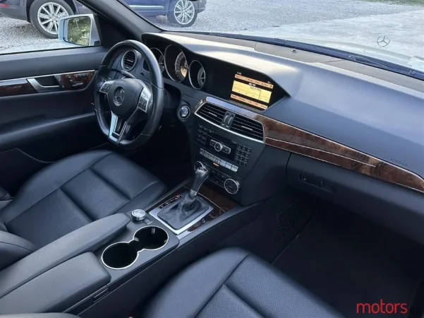 Tirane, shitet makine mercedes c300 viti 2012 Benzin+Gaz, gri metalizato automatik Klima 6.000 €