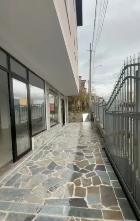 Tirane, jepet me qera ambjent biznesi Kati 0, 115 m² 950 € (kodra e priftit)