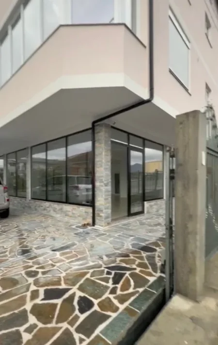 Tirane, jepet me qera ambjent biznesi Kati 0, 115 m² 950 € (kodra e priftit)