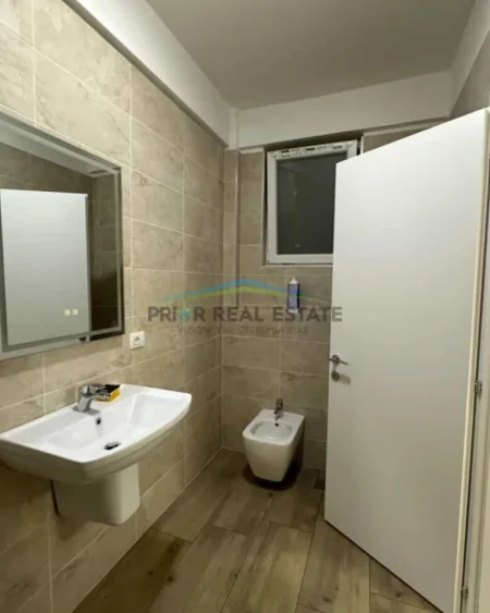 Tirane, jepet me qera apartament 2+1+2  Kati 2, 110 m² 800 € (Liqeni i Thate)