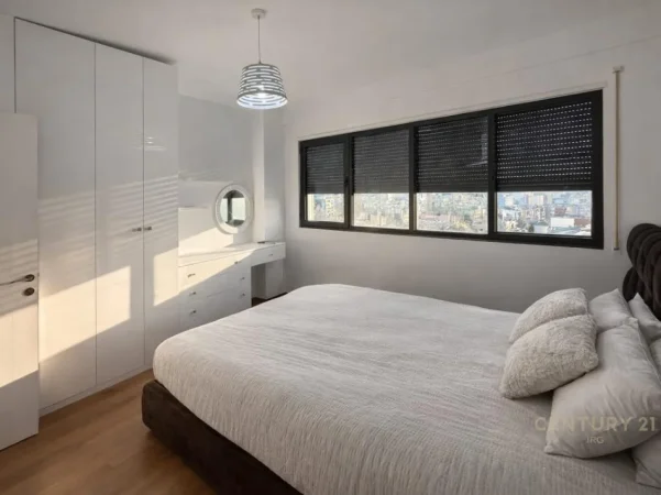 Tirane, jepet me qera apartament 1+1 Kati 8, 109 m² 700 € (Profarma)