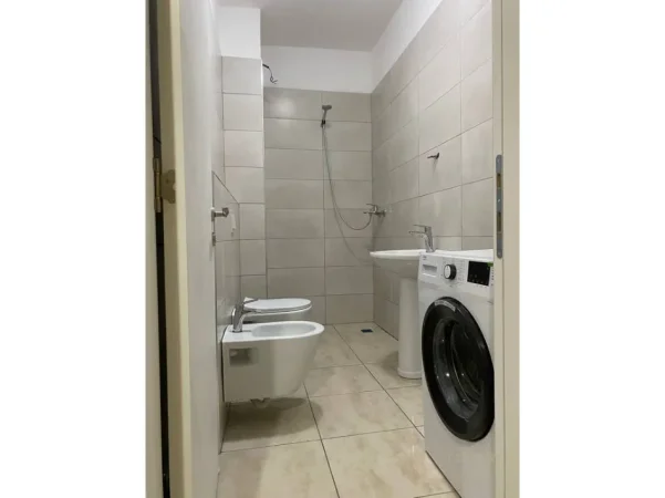 Tirane, jepet me qera apartament 1+1 Kati 4, 63 m² 400 € (Casa Italia)