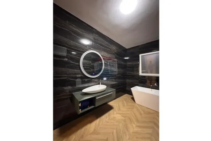 Tirane, jepet me qera Vile 3+1 Kati 0, 145 m² 1.000 € (pallati i brigdavae)