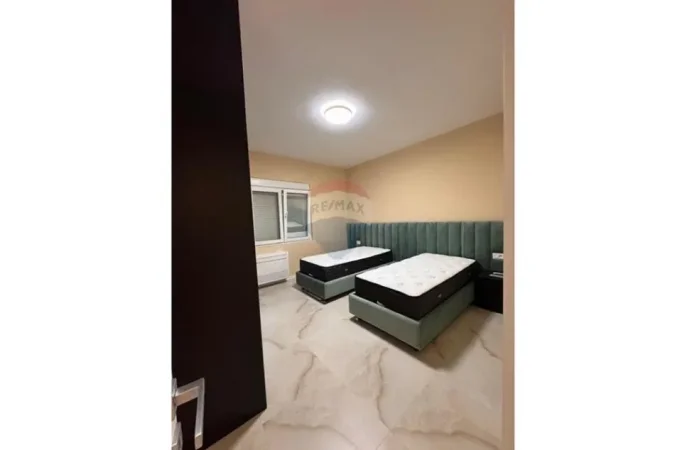 Tirane, jepet me qera Vile 3+1 Kati 0, 145 m² 1.000 € (pallati i brigdavae)