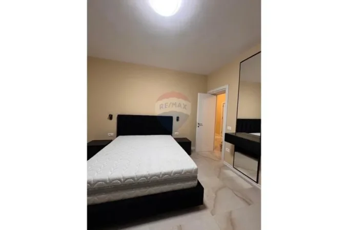 Tirane, jepet me qera Vile 3+1 Kati 0, 145 m² 1.000 € (pallati i brigdavae)