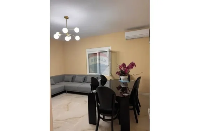 Tirane, jepet me qera Vile 3+1 Kati 0, 145 m² 1.000 € (pallati i brigdavae)