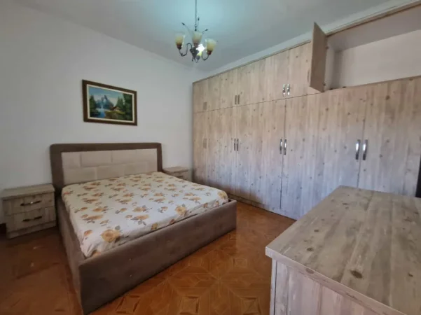 Tirane, jepet me qera Vile 2+1 , 100 m² 520 € (Parku)