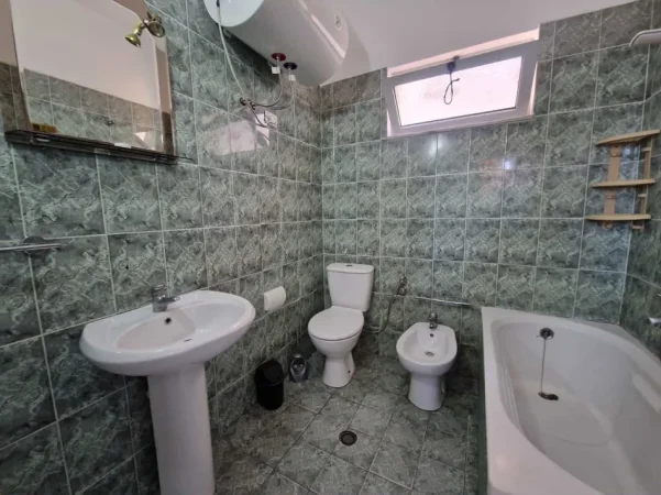 Tirane, jepet me qera Vile 2+1 , 100 m² 520 € (Parku)