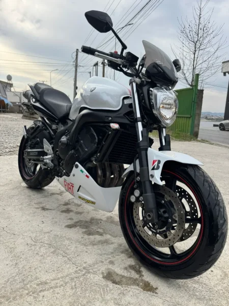 Tirane, shitet Yamaha FZ6 600cc Benzin, e zeze manuale Kondicioner 35.000 km 355.000 €