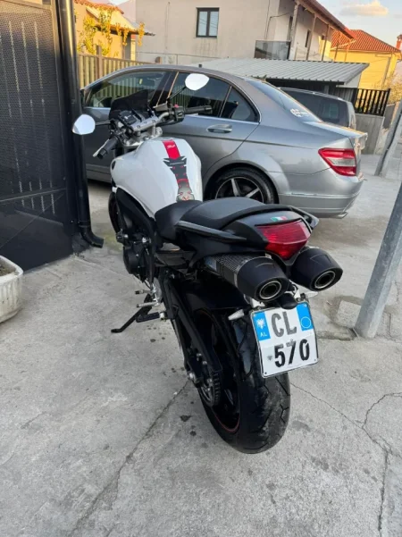 Tirane, shitet Yamaha FZ6 600cc Benzin, e zeze manuale Kondicioner 35.000 km 355.000 €