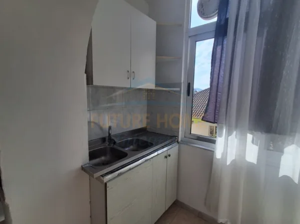 Tirane, jepet me qera apartament 1+1+Ballkon Kati 3, 60 m² 313 € (ISH MARKATA)