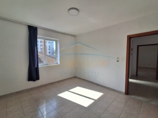 Tirane, jepet me qera apartament 1+1+Ballkon Kati 3, 60 m² 313 € (ISH MARKATA)