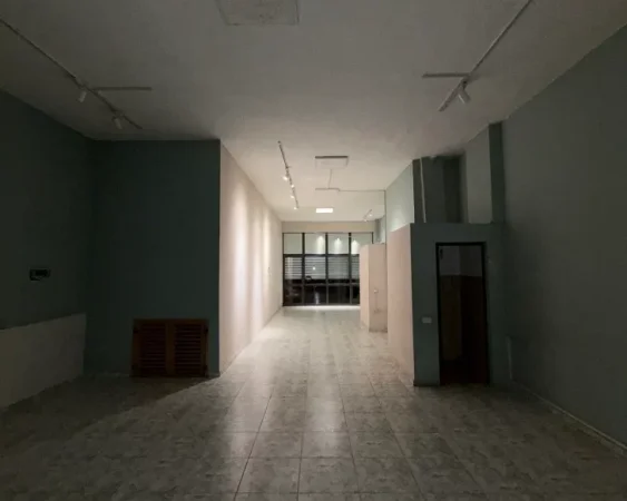 Tirane, jepet me qera ambjent biznesi Kati 0, 82 m² 850 € (rruga e dibres)