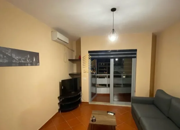 Tirane, jepet me qera apartament 1+1+Ballkon Kati 8, 56 m² 550 € (Perball Delijorgjit)